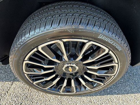 New 2026 Chevrolet Suburban High Country AWD/4WD image 14
