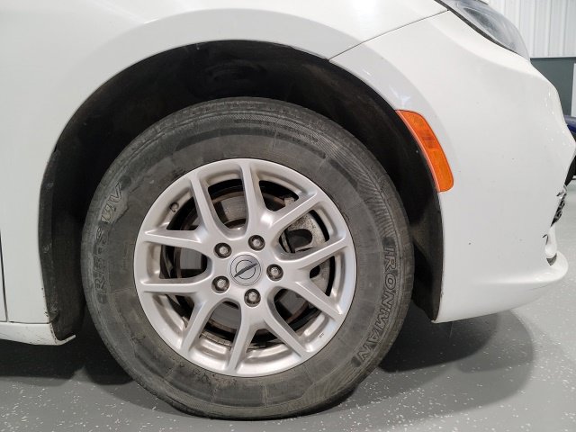 Used 2024 Chrysler Pacifica Touring-L FWD image 16