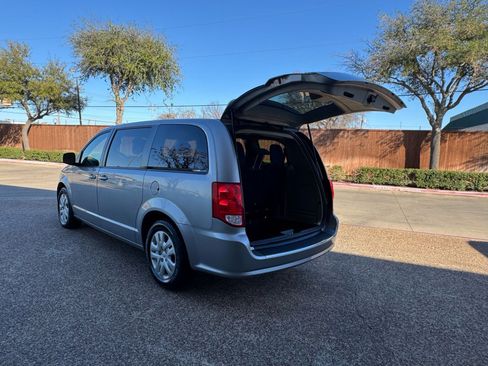 Used 2018 Dodge Grand Caravan SE w/ UConnect Hands-Free Group image 14
