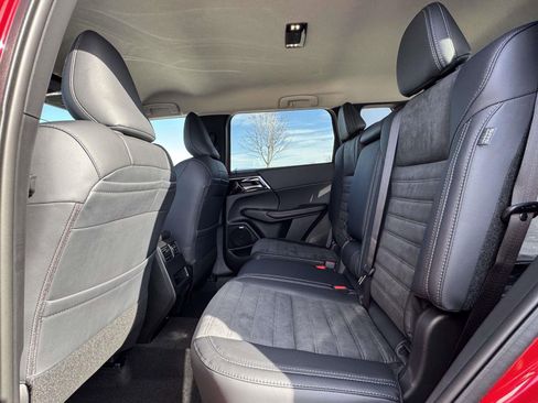 New 2025 Mitsubishi Outlander SE image 9