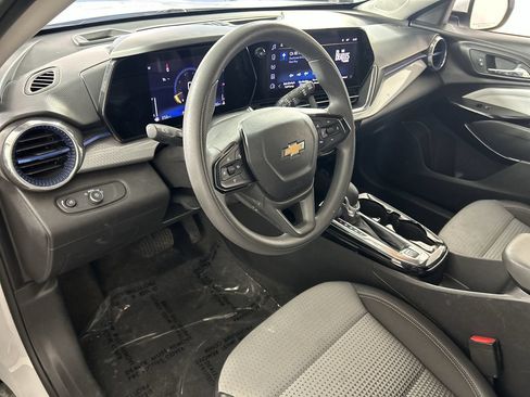 Used 2025 Chevrolet Trax LT FWD image 12