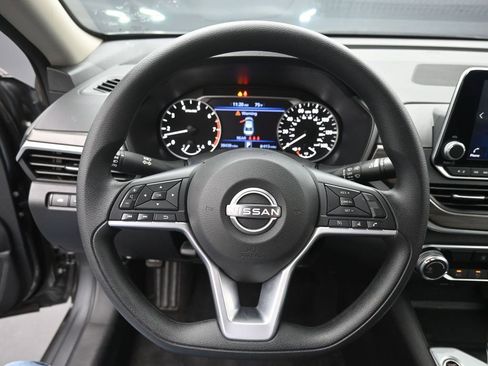 Used 2025 Nissan Altima 2.5 SV FWD image 29