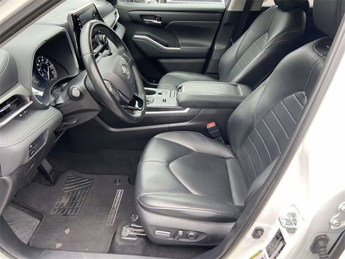 Used 2021 Toyota Highlander XLE image 17