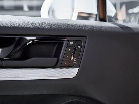 Used 2025 Porsche Cayenne image 31