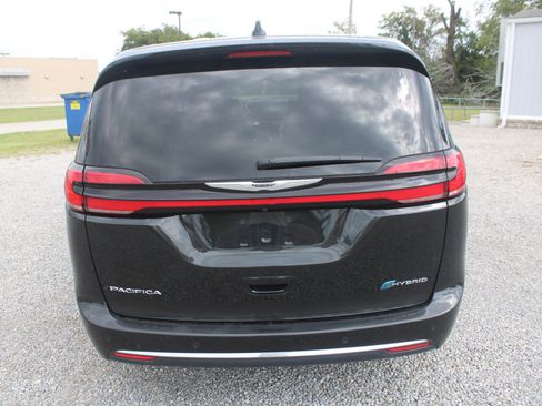 Used 2023 Chrysler Pacifica Touring-L image 6
