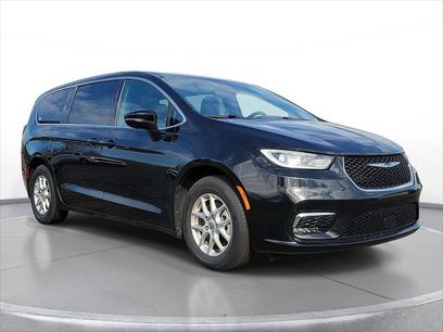 Used 2025 Chrysler Pacifica Select