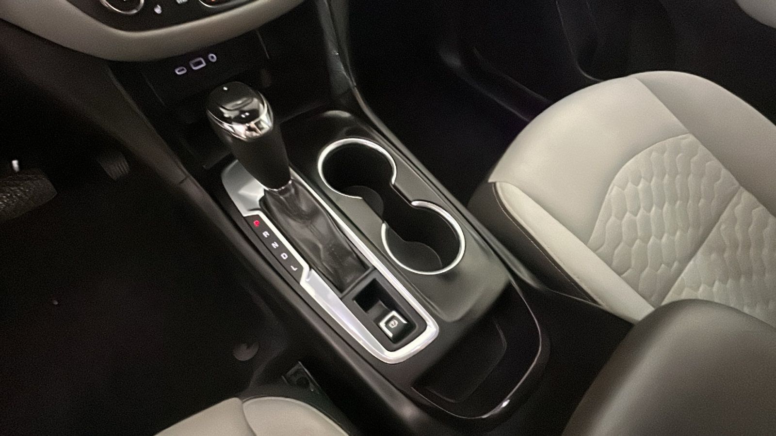 Used 2019 Chevrolet Equinox LT w/ Driver Convenience Package FWD image 26