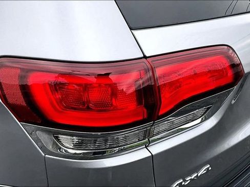 Used 2021 Jeep Grand Cherokee Laredo X AWD/4WD image 28