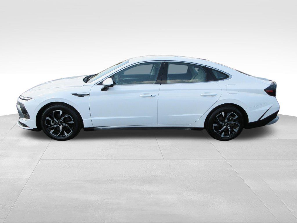 Used 2025 Hyundai Sonata SEL FWD image 2