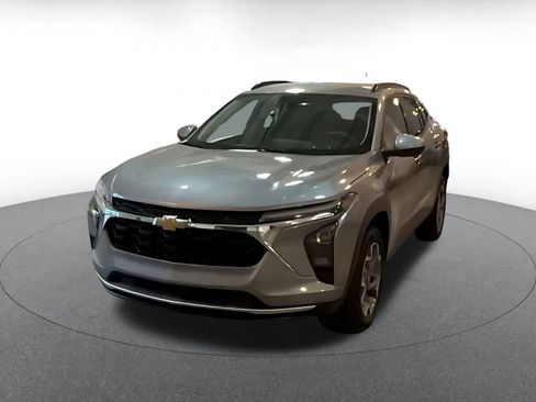Used 2025 Chevrolet Trax LT FWD image 7