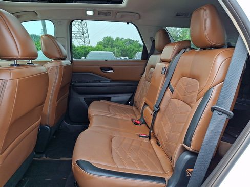Used 2023 Nissan Pathfinder Platinum w/ Cargo Package AWD/4WD image 10