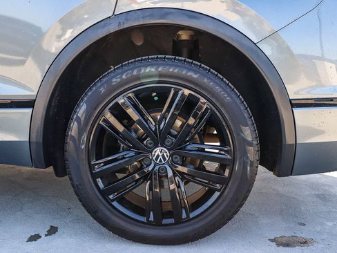 Used 2022 Volkswagen Tiguan SE R-Line image 10