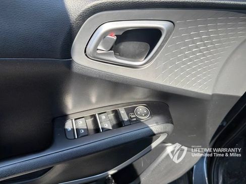 Used 2025 Kia Soul LX w/ LX Technology Package FWD image 11