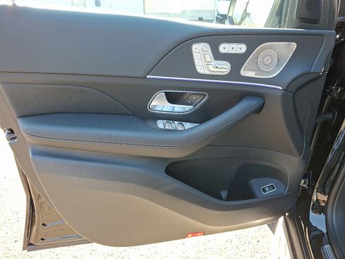 Used 2025 Mercedes-Benz GLS 580 4MATIC image 13