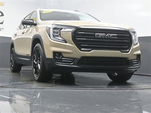 Used 2023 GMC Terrain SLT w/ Infotainment Package II image 3
