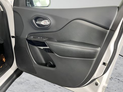 Used 2019 Jeep Cherokee Latitude Plus AWD/4WD image 15
