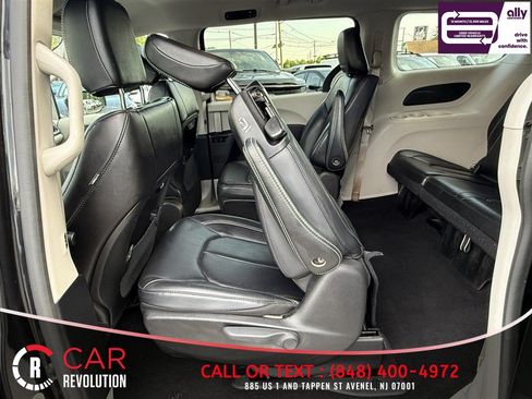 Used 2024 Chrysler Pacifica Limited FWD image 38