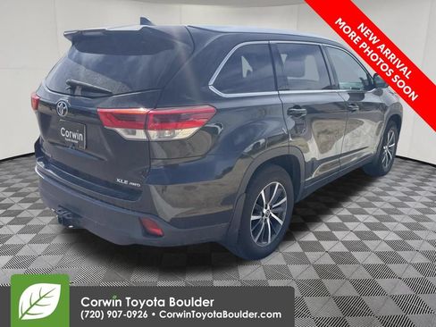 Used 2017 Toyota Highlander XLE AWD/4WD image 7