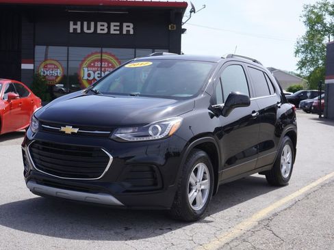 Used 2017 Chevrolet Trax LT w/ LT Convenience Package FWD image 3