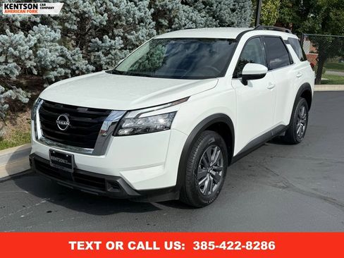 Used 2025 Nissan Pathfinder SV image 3