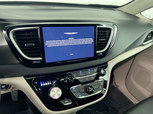 Used 2024 Chrysler Pacifica Touring-L image 25