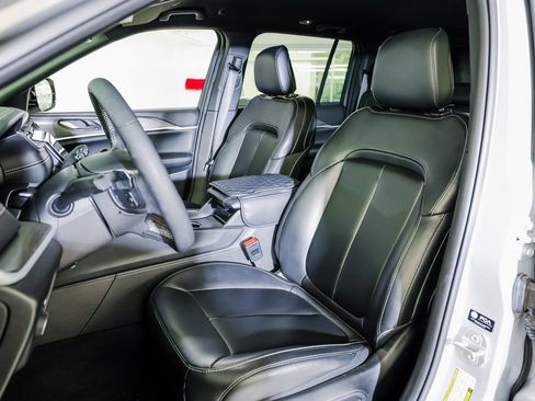 Used 2024 Jeep Grand Cherokee Limited w/ Black Appearance Package image 5