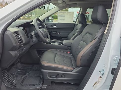 New 2026 Nissan Pathfinder Platinum image 18