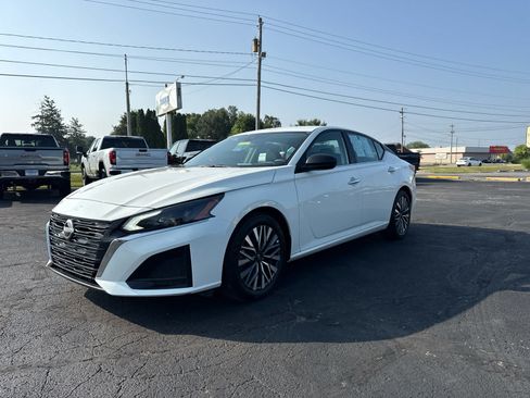 Used 2025 Nissan Altima 2.5 SV FWD image 1