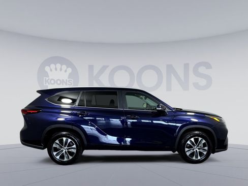 Used 2025 Toyota Highlander XLE FWD image 8