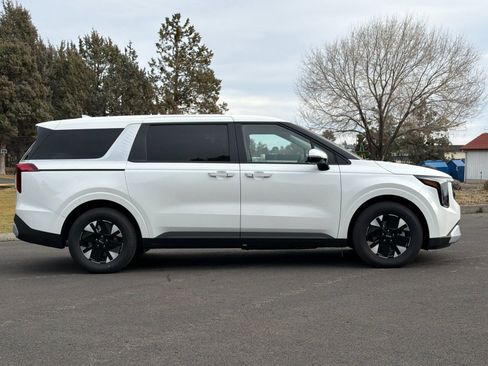 New 2026 Kia Carnival LXS image 3