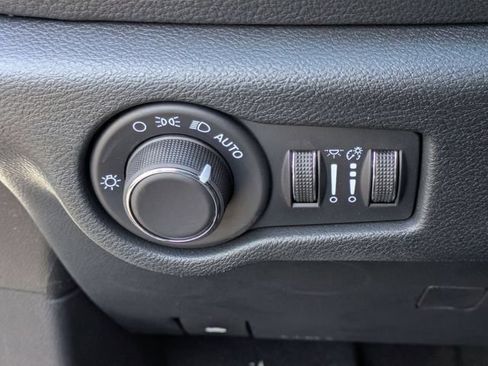 New 2027 Chrysler Pacifica Select FWD image 17