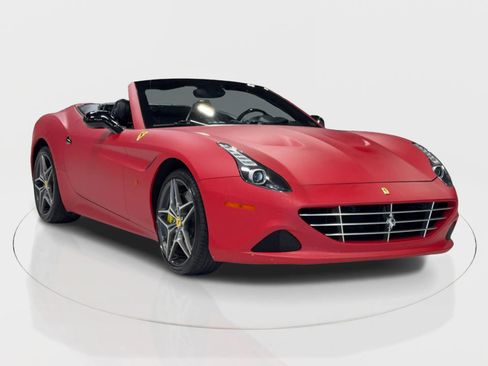 Used 2016 Ferrari California T image 3