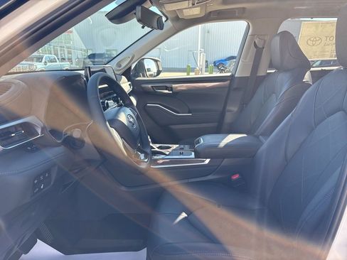 New 2026 Toyota Highlander Platinum image 17