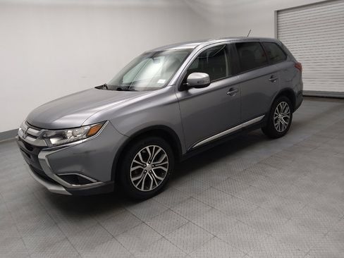 Used 2016 Mitsubishi Outlander SE image 2