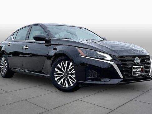 Certified 2024 Nissan Altima 2.5 SV FWD image 3