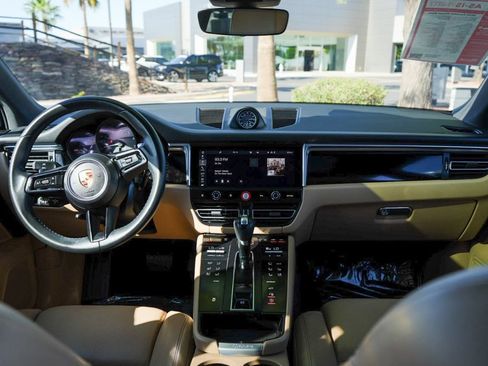 Used 2025 Porsche Macan AWD/4WD image 9