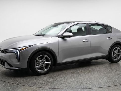 Used 2025 Kia K4 LXS image 3