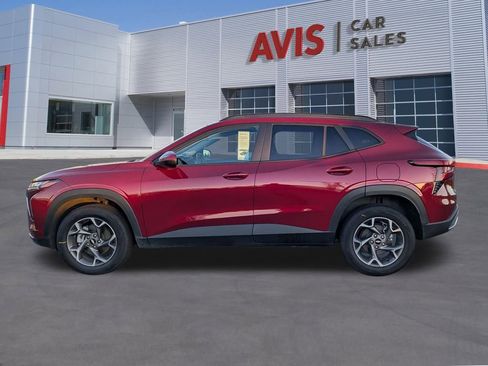 Used 2025 Chevrolet Trax LT w/ LT Convenience Package image 10