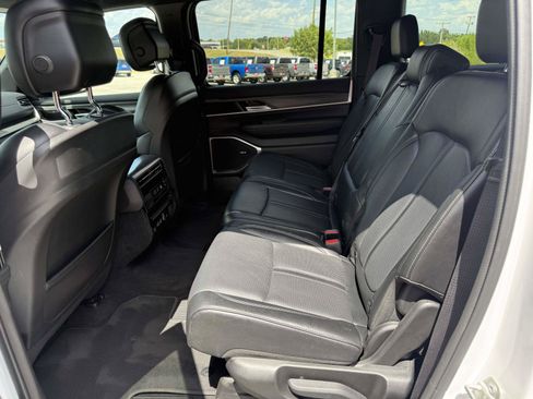 Used 2024 Jeep Wagoneer L Series II RWD image 8