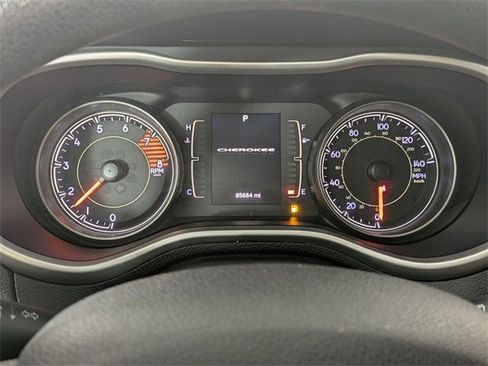 Used 2016 Jeep Cherokee Sport image 19