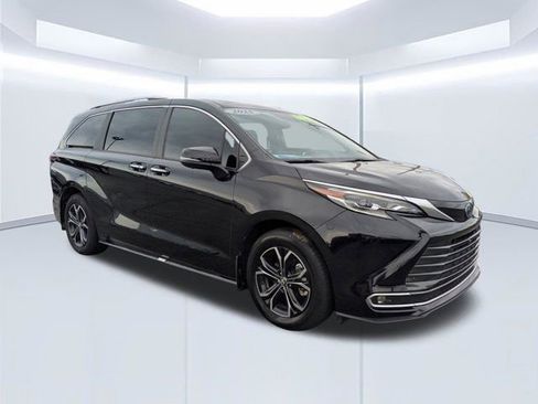 Used 2025 Toyota Sienna Platinum AWD/4WD image 2