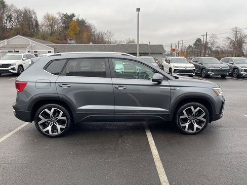 Certified 2022 Volkswagen Taos SEL w/ Panoramic Sunroof Package image 5