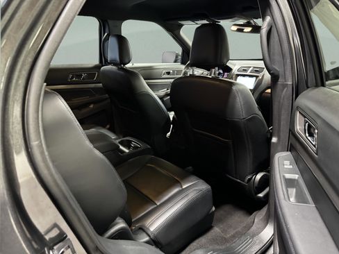 Used 2019 Ford Explorer XLT w/ Equipment Group 202A image 12