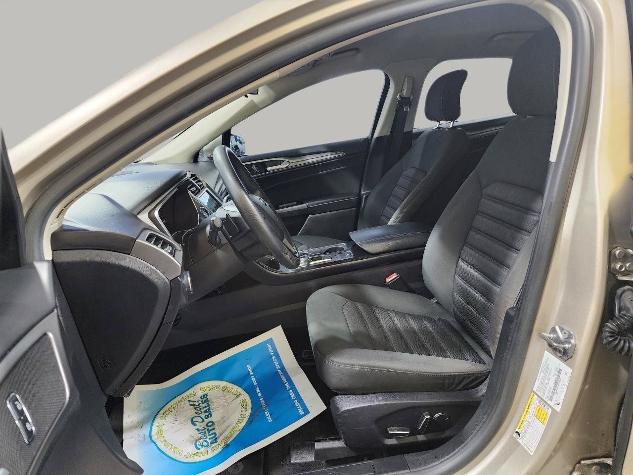 Used 2017 Ford Fusion SE w/ Fusion SE Technology Package FWD image 9