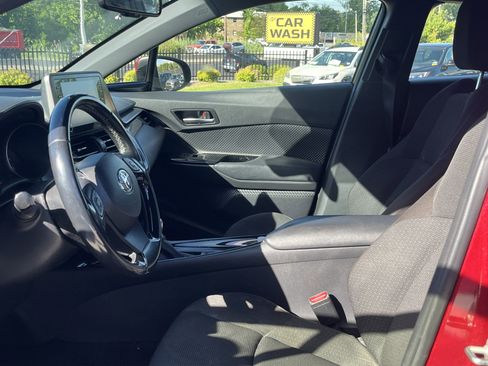 Used 2019 Toyota C-HR XLE FWD image 5