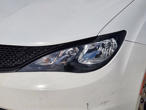 Used 2023 Chrysler Voyager LX FWD image 11