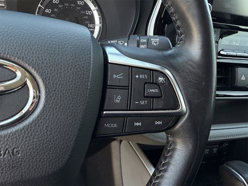 Used 2020 Toyota Highlander LE image 15