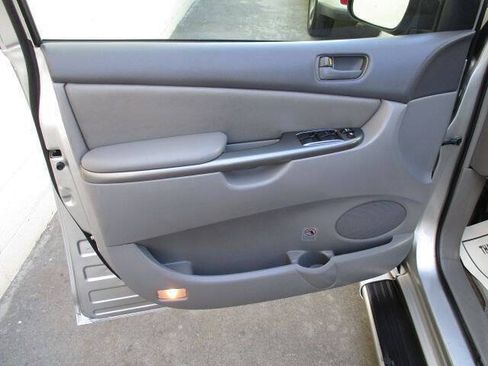 Used 2010 Toyota Sienna LE FWD image 16