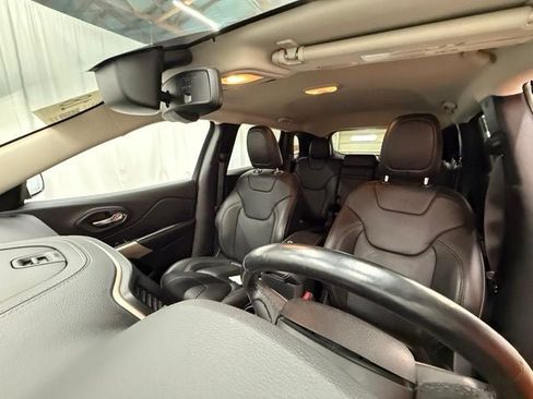Used 2018 Jeep Cherokee Limited AWD/4WD image 5