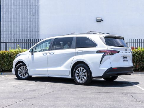 Used 2022 Toyota Sienna XLE w/ XLE Plus Package FWD image 10